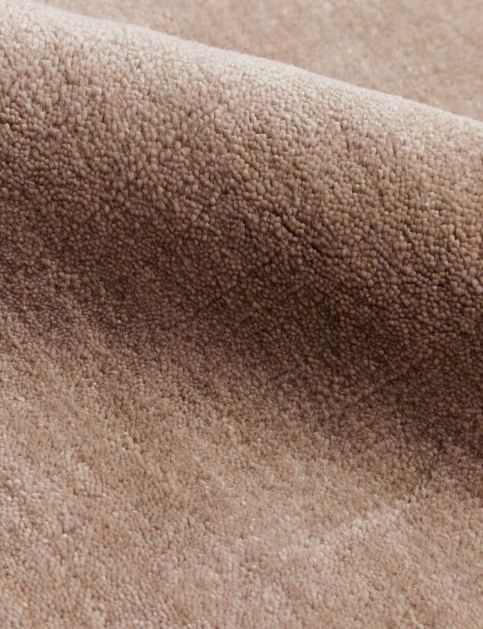 Neutral beige wool bedroom rug for cozy bedroom décor